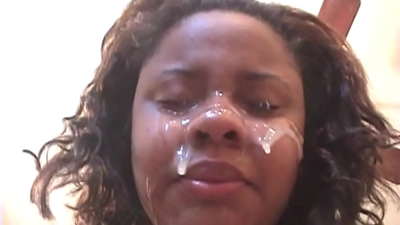 Chica brasileña negra recibe una corrida en la cara después del sexo anal con una gran polla